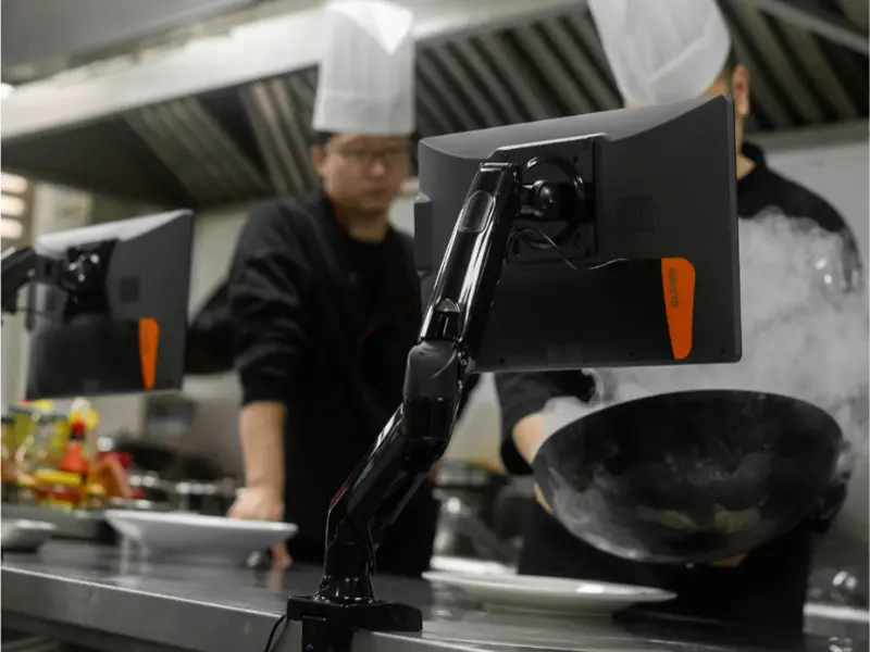 Ergonomischer Monitorarm in geschäftiger Profiküche