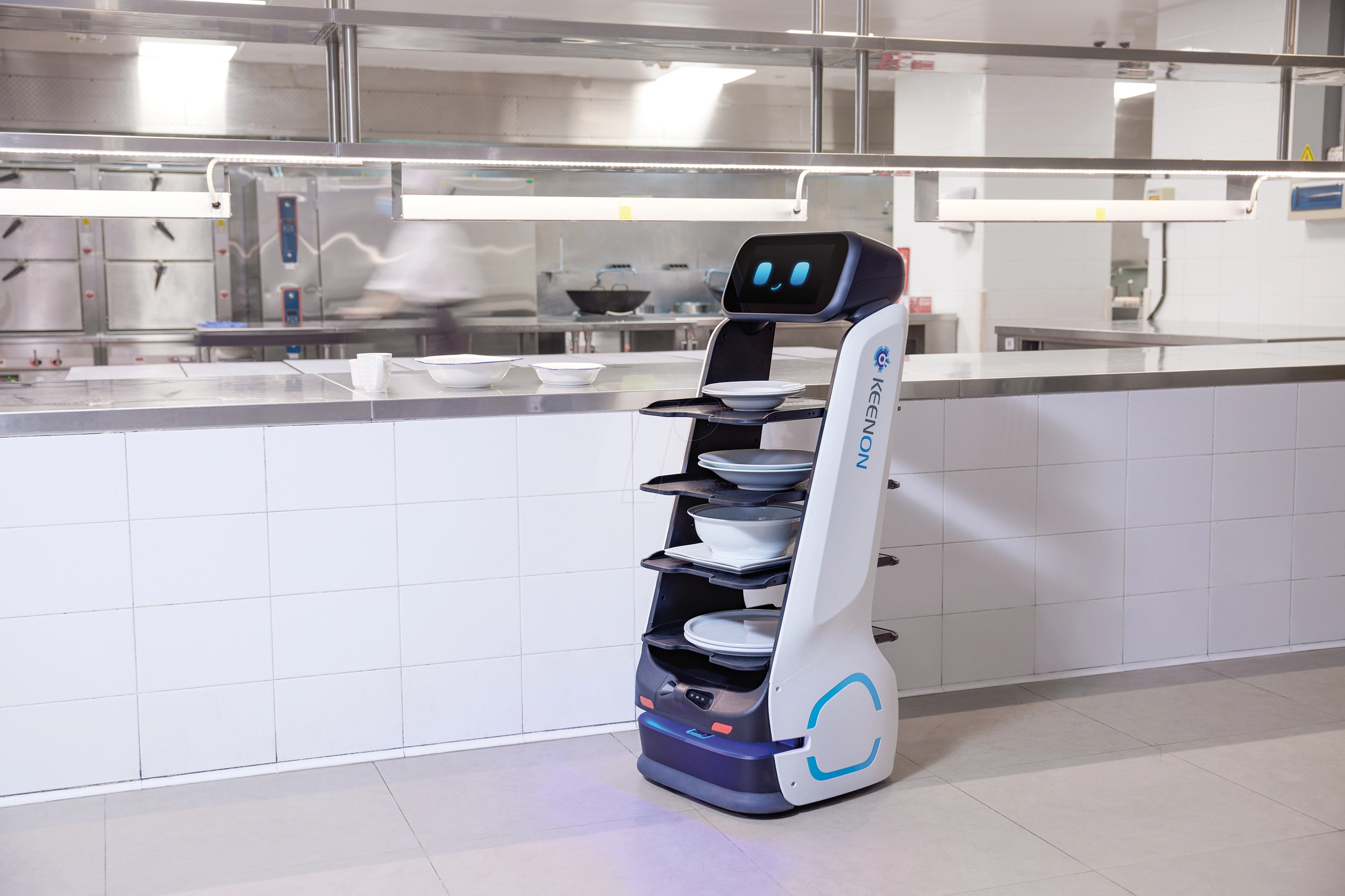 Keenon T9 Serviceroboter liefert Speisen auf Ablagen in einer Restaurantküche – autonomer Lieferroboter für Gastronomie und Getränke
