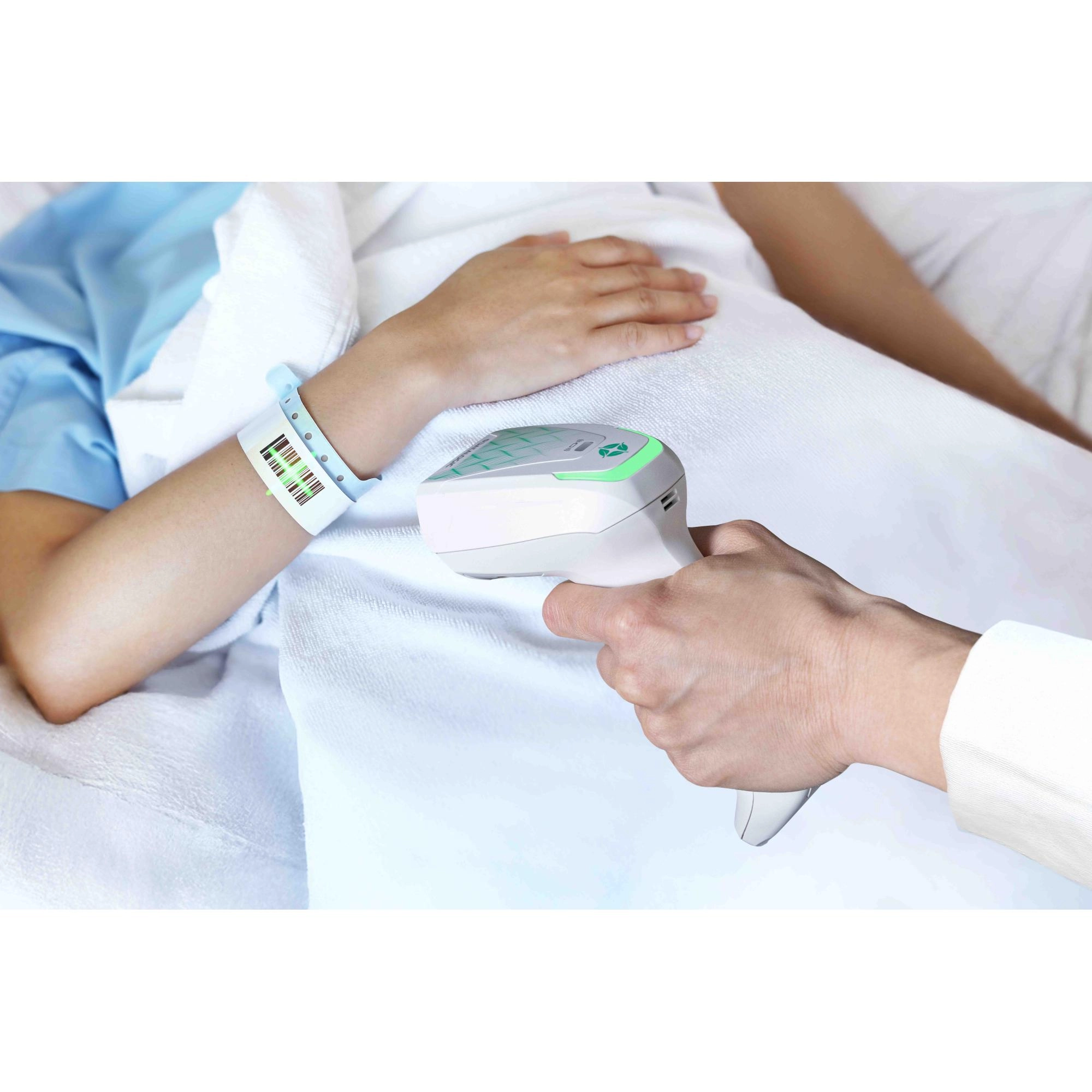 Datalogic Gryphon GD4620 HC Healthcare-Barcodescanner scannt Patientenarmband im Klinikbett, weißer USB 1D/2D High-Density-Scanner