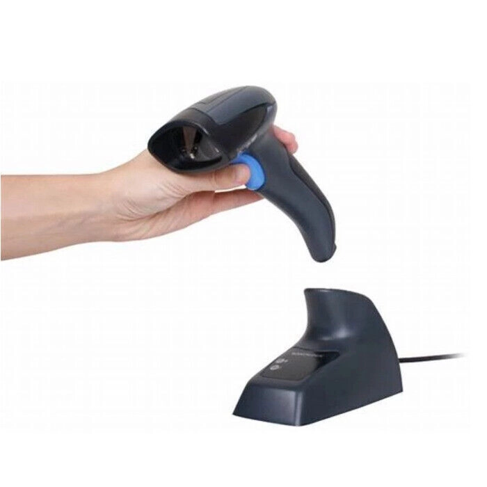 Hand hält Datalogic QuickScan QBT2400 Bluetooth 1D/2D-Barcodescanner in Schwarz über USB-Dockingstation für POS, Lager und QR-Code-Scanning