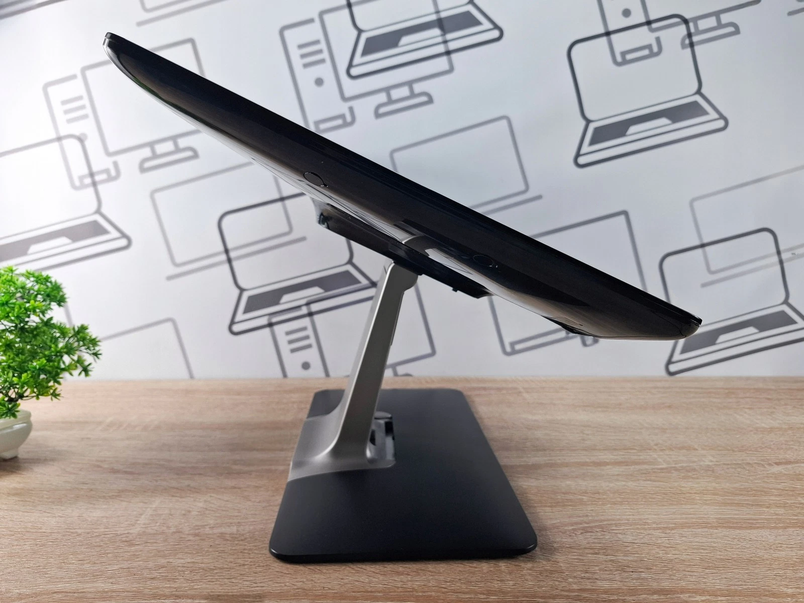 Side view of refurbished 22-inch EloTouch 2201L E382790 black Full HD SAW ZB USB touchscreen monitor on stand for retail and hospitality use