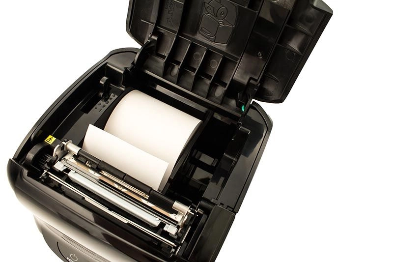 Geöffneter schwarzer MagicPOS Sam4S Giant-100 Bondrucker mit eingelegter Bonrolle für POS-Kassenplätze, USB, Ethernet und RS-232