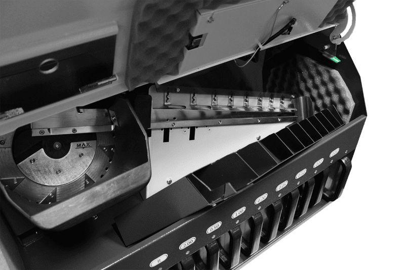 Geöffnete Münzzählmaschine mit Sortierfächern, Münzkanal und mechanischen Bauteilen für präzises Zählen und Sortieren von Münzen