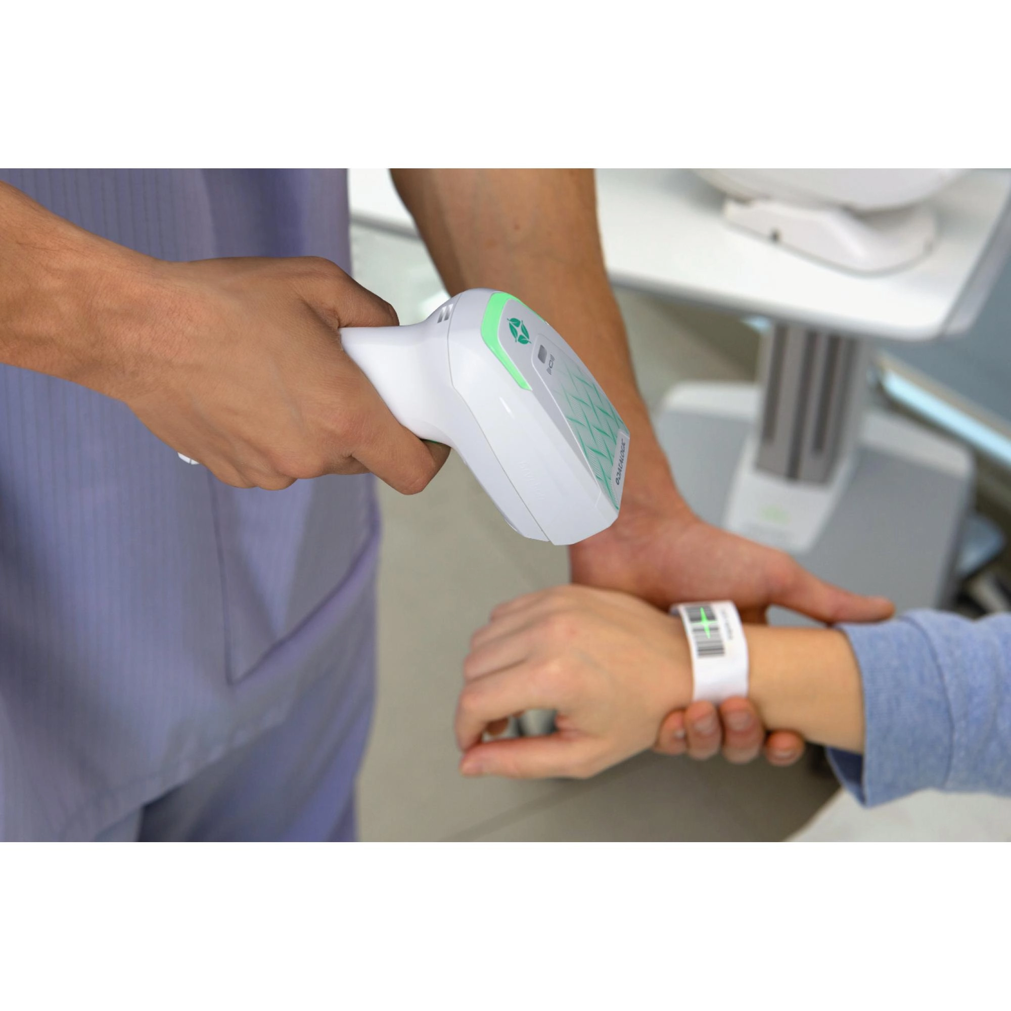 Datalogic Gryphon GD4620 HC Healthcare-Barcodescanner scannt Patientenarmband in Klinik, weißer USB-Scanner für 1D/2D High Density Codes